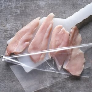 שניצל עוף פרוס דק עם ניילון הפרדה במגש - טרי